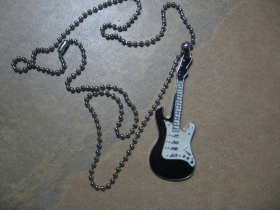Gitara čiernobiela kovový chrómovaný prívesok na krk na kovovej retiazke 