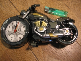 Chopper - Dekoračné hodiny, plastová imitácia motorky 21x12x6cm strieborno-čierno-zlaté prevedenie (tužková batéria nieje súčasťou balenia)
