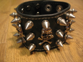 lebka - smrtka 3.radový náramok s ostňami a kovovými ornamentami s lebkou, zapínanie na kovové cvoky materiál syntetická koža nastaviteľná veľkosť