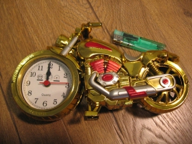 Chopper - Dekoračné hodiny, plastová imitácia motorky 21x12x6cm zlaté prevedenie (tužková batéria nieje súčasťou balenia)