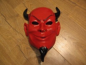 Čert - biela plastová maska,  na zadnej časti gumička na uchytenie