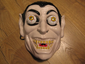 Upír - plastová maska, na zadnej časti gumička na uchytenie